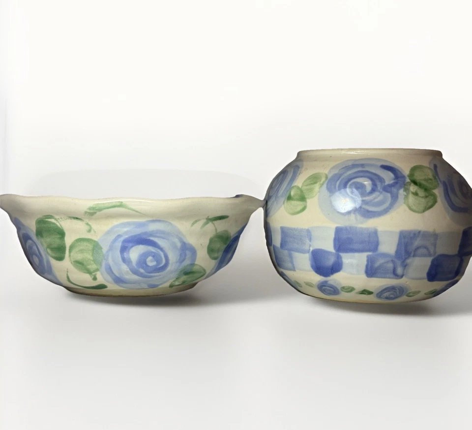 Cuenco festoneado de cerámica azul y crema y jarrón a juego estilo Mackenzie Childs Foto 2 de 4