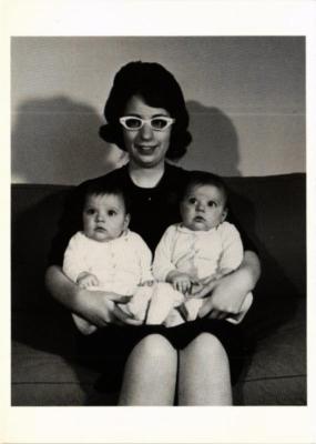 CPM A386 Mother with twins c. 1960 unidentified Photographer (d1276)