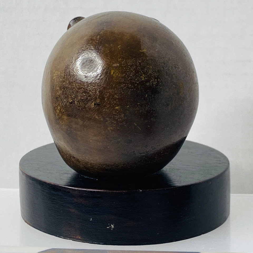 Estatuilla de piedra tallada asiática con base de madera esférica de rata dinastía Qianlong Foto 4 de 4