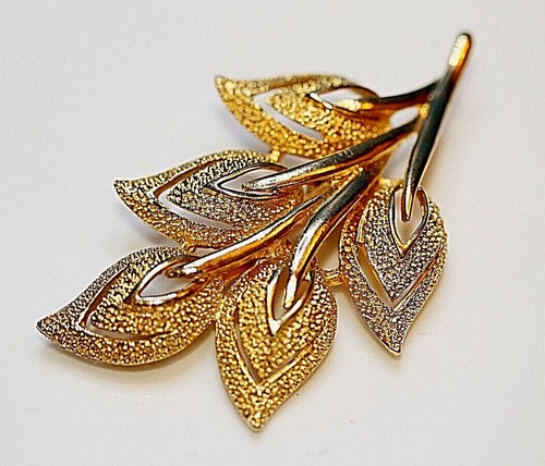 Beautiful Vintage Gold Tone Metal Leaf Design Brooch Signed - Picture 2 of 10