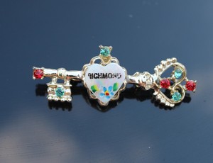 BROOCH-vintage-beautiful-gold-key-with-rhinestones