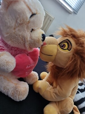 könig der löwen simba stofftier und Winnie Pooh