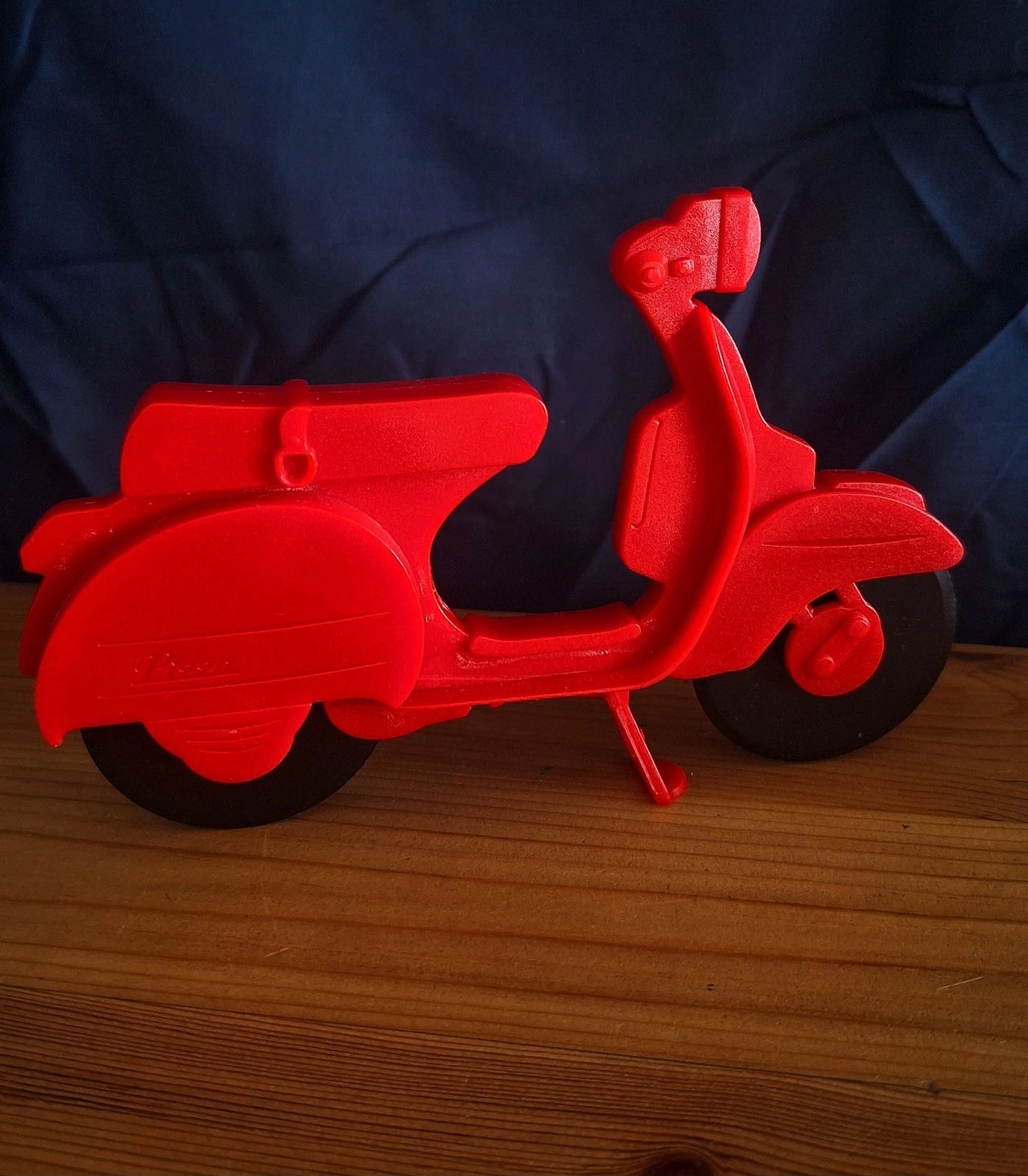 Eddingtons Red Scooter Plastic Pizza Cutter Novelty Gift Kitchen Tool New