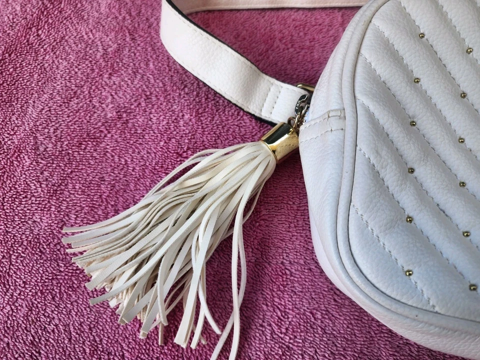 Victoria's Secret V-Quilted Vegan Leather White Waist Fanny Pack Women's Purse - Image 4 of 4