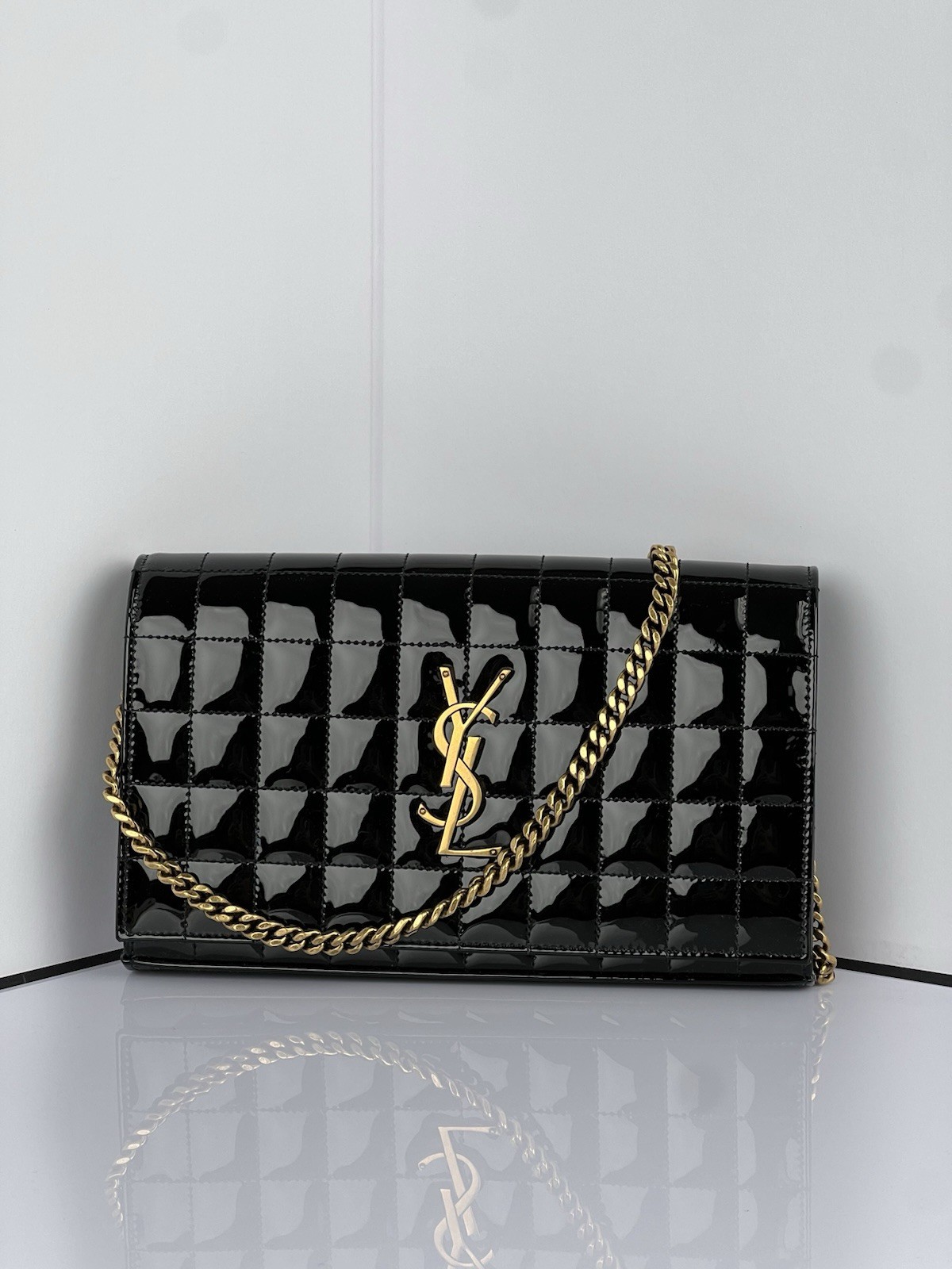 Portafoglio Cassandra Saint Laurent in pelle verniciata nero trapuntato su catena