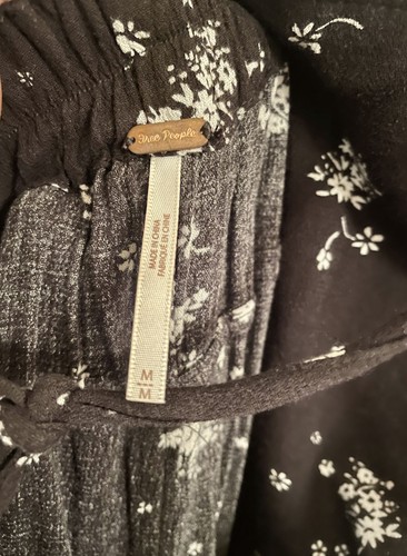 Free People Sweet In The Streets wandelbarer schwarzer Overall mit Blumenmuster und weitem Bein – gebraucht, in einwandfreiem Zustand - Bild 10 von 16
