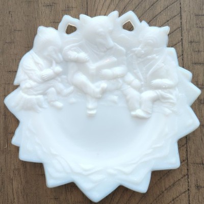 Westmoreland Plate Three Bears Milk Glass relief raised patternWhite Vtg Antique