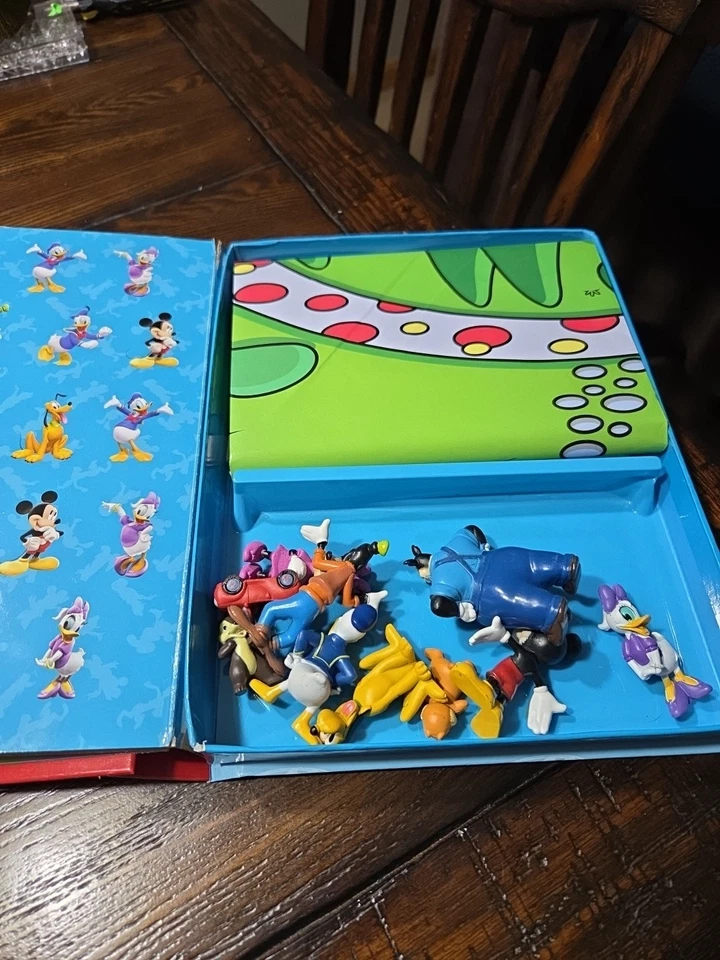 Набор книг Disney Jr Mickey Busy /10 фигурок и игровой коврик - Изображение 3 из 4