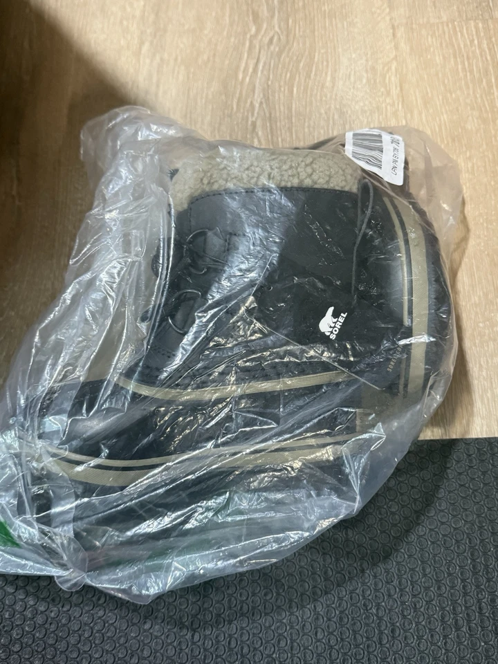 Bota de Neve Sorel Isolada Quente Bota de Sapato Infantil Tamanho 10 Nova Na Embalagem Preta - Imagem 2 de 4