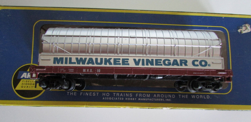 AHM HO, Milwaukee Vinegar Co. M.V.X. 10 Flat. New in the original box .
