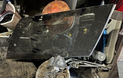 2004-2010 TOYOTA SIENNA RIGHT PASSENGER SIDE QUARTER WINDOW GLASS