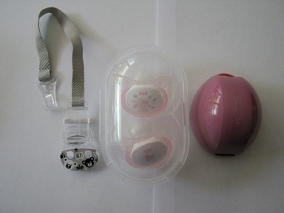 2 unbenutzte NUK Schnuller (ab 6 Mon.) + Schnullerkette + Schnullerbox