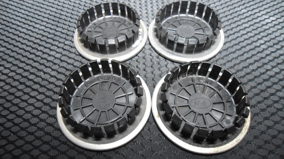 Juego de tapacubos centrales plateados Chevy Lumina LS, Impala, Monte Carlo x4 OEM usado Foto 2 de 4