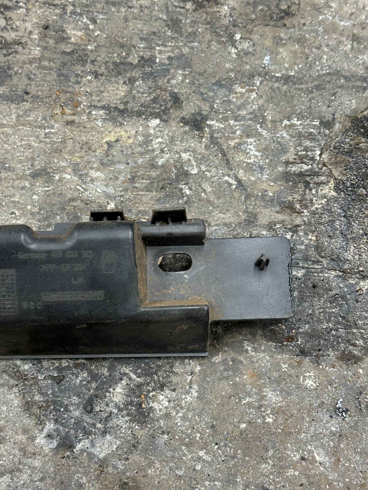 2014 AUDI R8 OEM REAR LEFT DRIVER SIDE SKIRT ROCKER MOUNT BRACKET 420 853 921