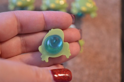 Set of 5 SITTING FROG bulletin board jumbo pushpins, or magnets - Picture 11 of 11