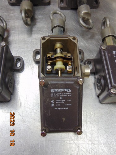 (1) SCHMERSAL TQ 441-01/01YU TQ4410101YU SAFETY CABLE PULL WIRE SWITCH