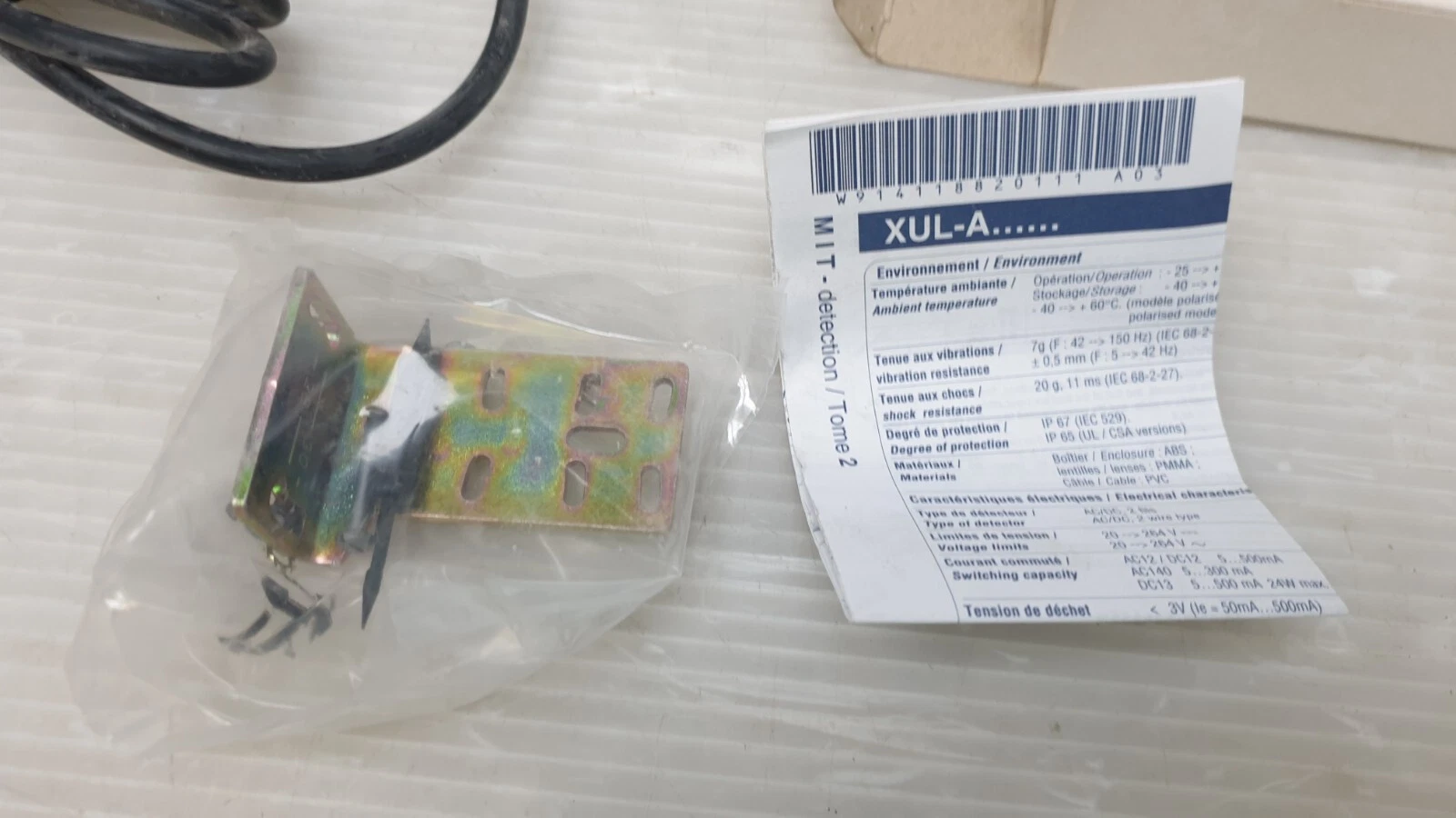 Mounting bracket in a bag and the XUL-A instruction leaflet