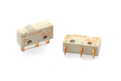 2x Miniatur Mikroschalter / Umschalter von Burgess Typ V4T7, 5 A / 250 V, NOS