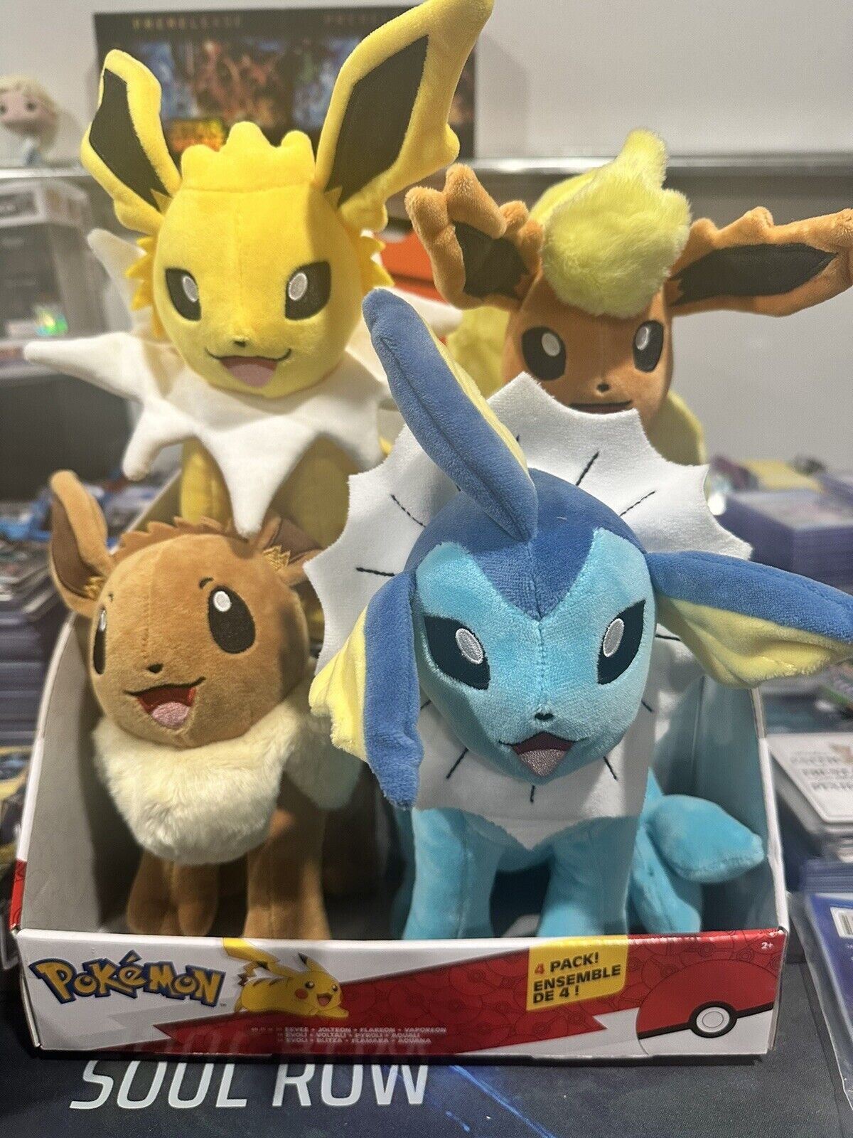 Pelúcia Turma Pokémon EEVEE JOLTEON (18 cm) - Importada