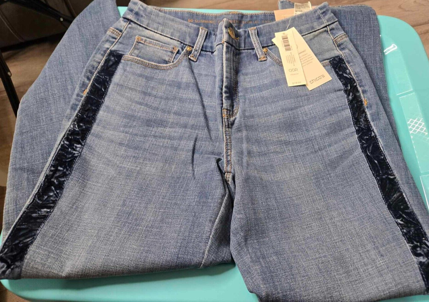Chicos Womens Slimming Girlfriend Ankle Jeans  Size 2R Blue Velvet Stripe  A276