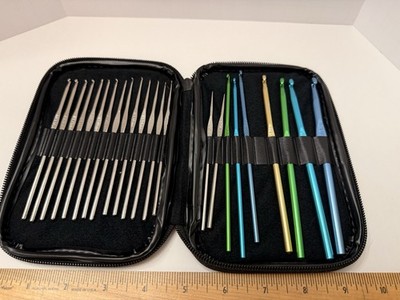 Boye Crochet Hooks Set Of 23 With Hot Pink Case Lot Assorted Sizes EUC