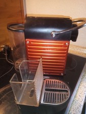 Kleine Nespressokapselmaschine aus Haushaltsaufloesung von Krups . Metallicrot