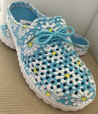 Women 10 NWT Lightweight PVC Washable Daisy Clogs/Slides Beach,Garden,House Shoe