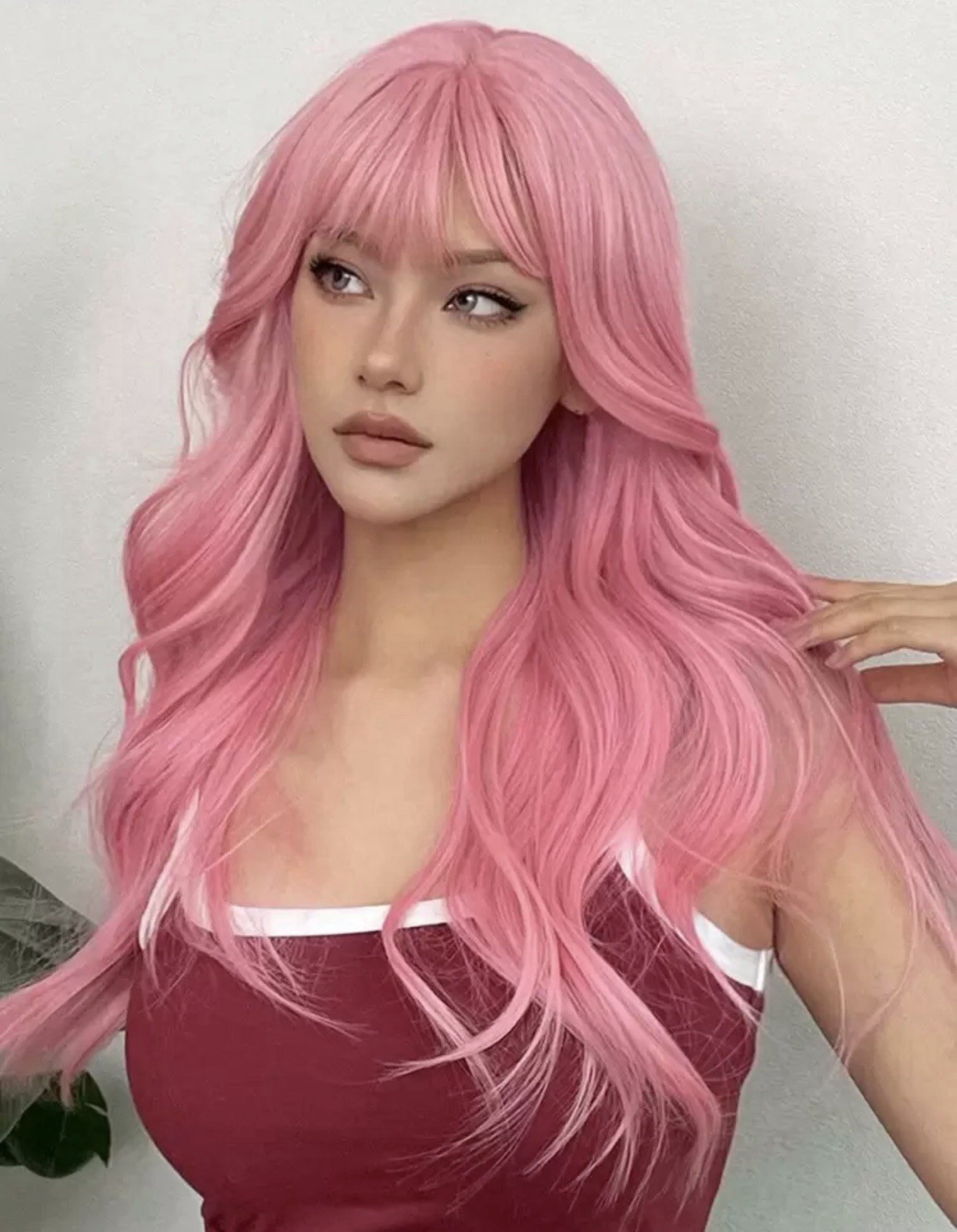 Perruque femme rose longue ondulée avec frange 60 cm pour changement de look