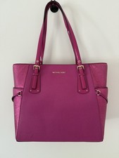 Borsa grande Michael Kors Voyager con lati metallizzati rosa fucsia