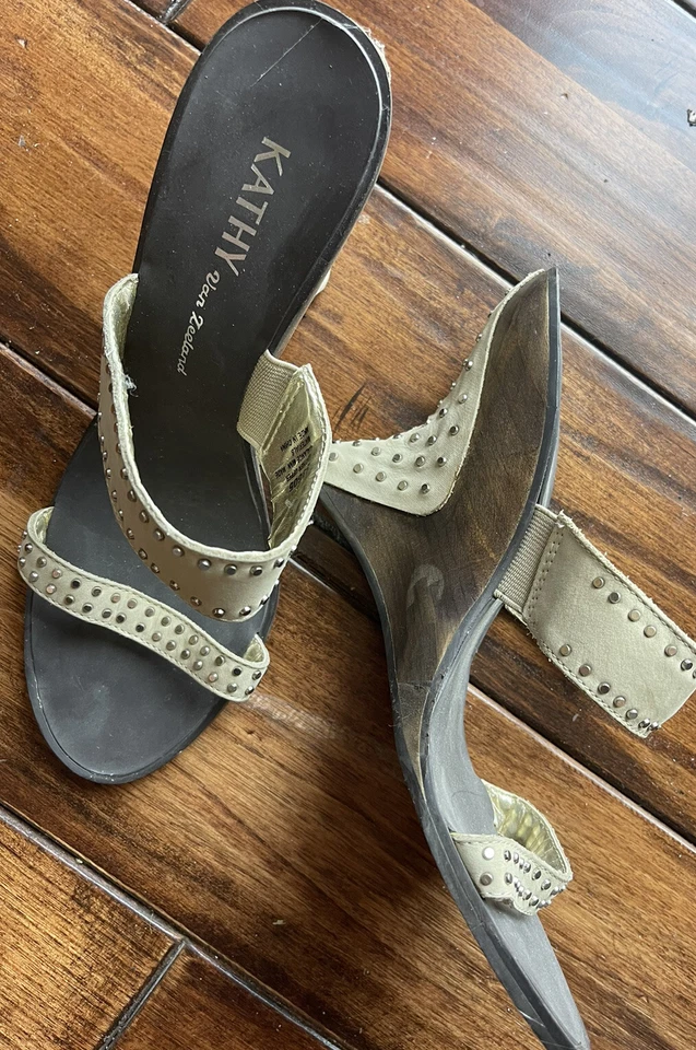 Sandalias boho Kathy Van Zeeland para mujer con cuña talla 7 gris con tachuelas con tiras Foto 4 de 4