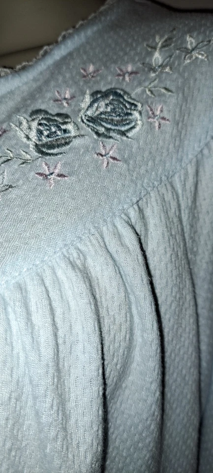 Camisón Miss Elaine azul grande manga larga tejido gofre bordado  Foto 2 de 4