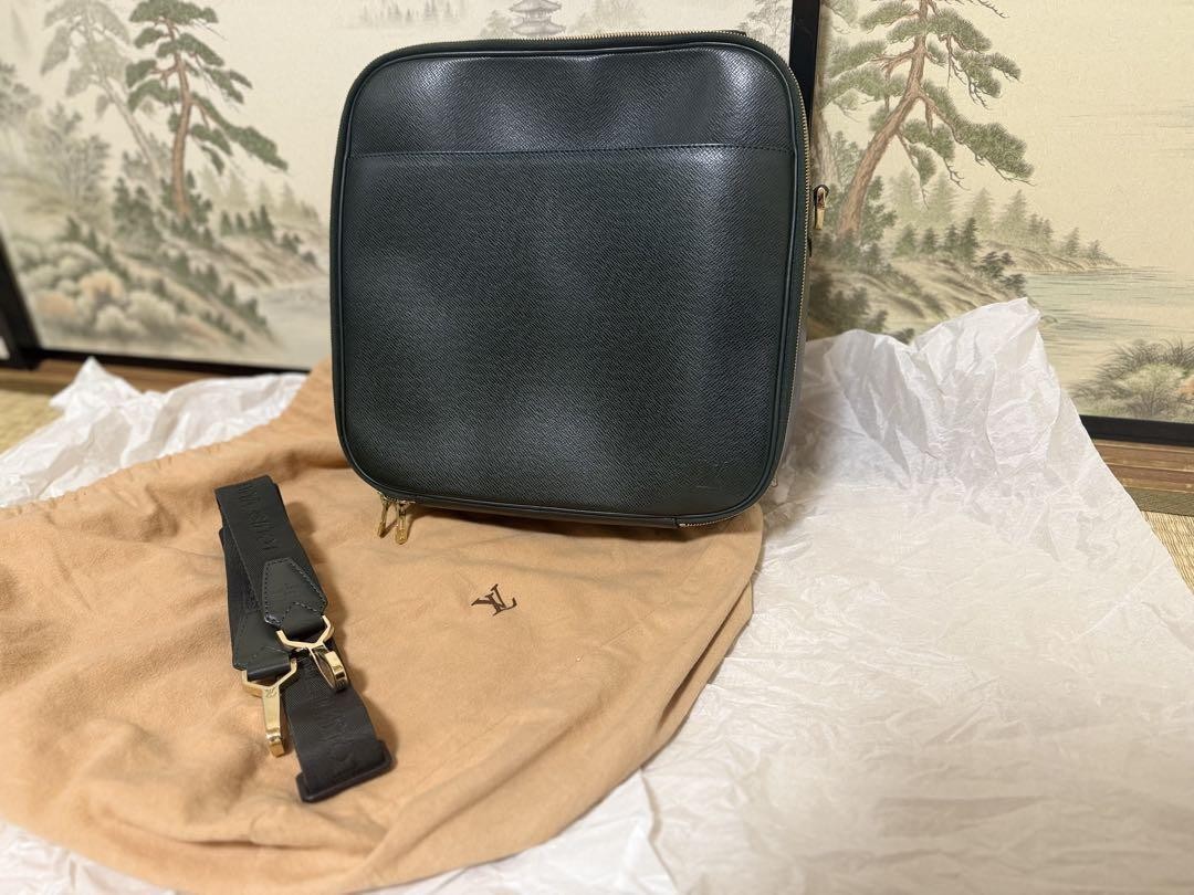 Louis Vuitton Taiga Tula Epicea Green Shoulder Bag | eBay