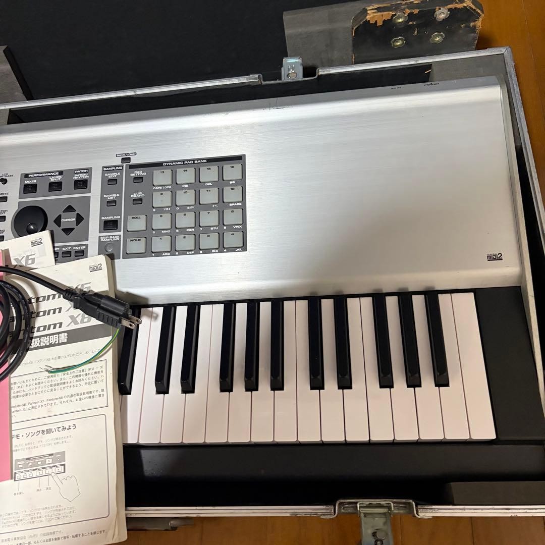 Roland FANTOM X8 88-Key Synthesizer Keyboard with Hard Case with
