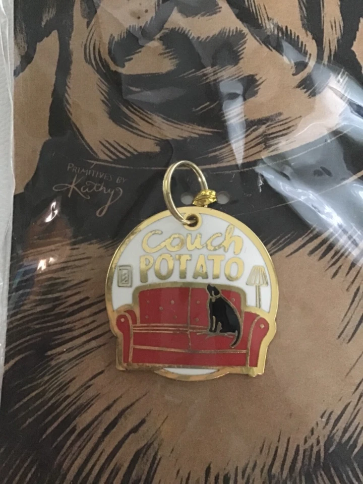 Primitives by Kathy Pet Collar Perro Metal y Esmalte Dije - Sofá Patata Foto 2 de 3