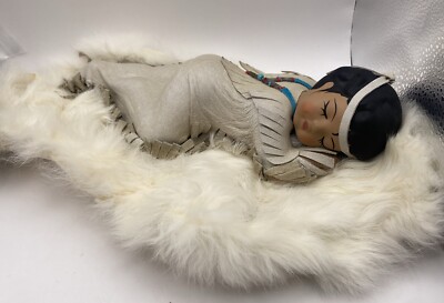 Schöne indianische Keramik Mädchen Puppe schläft auf einem Echtfell Teppich