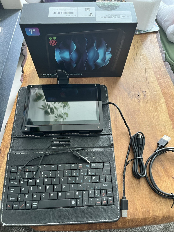 Roadom 7" Raspberry Pi Touchscreen Monitor IPS 1024x600 in Keyboard Folio Case