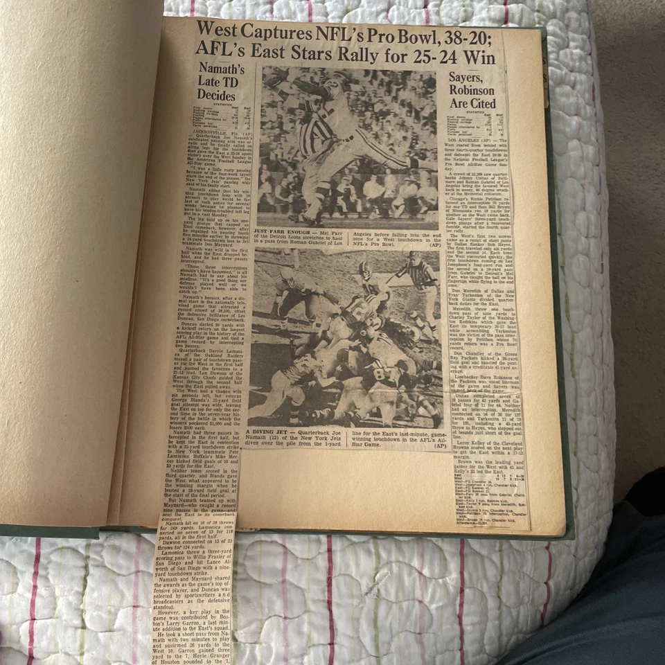 Álbum de recortes de fútbol americano vintage de los años 60 con NFL y AFL Foto 2 de 4