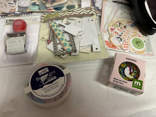 Lote de troquelados mixtos para álbumes de recortes/artesanía, brads, ojales + 90% NUEVO - Imagen 4 de 6