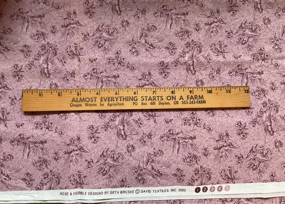 Tela de edredón fuera de stock rosa y hadas Hubble sobre lavanda 1 yarda Foto 2 de 2