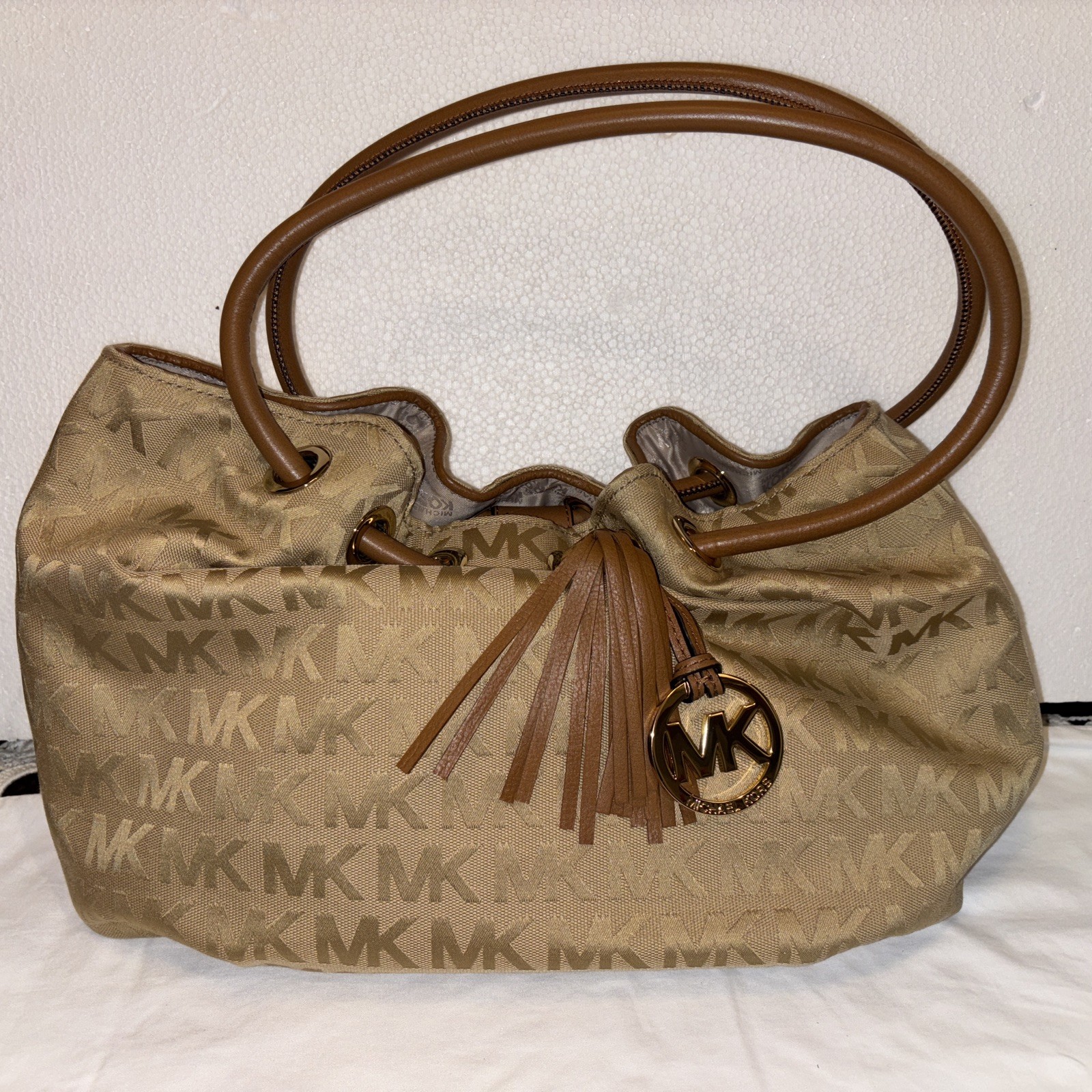 Borsone medio Michael Kors beige con problema e ciondolo borsa