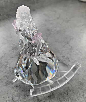 Swarovski Kristall Disney Cinderella mit rosa Highlights und blauen Augen - 255108