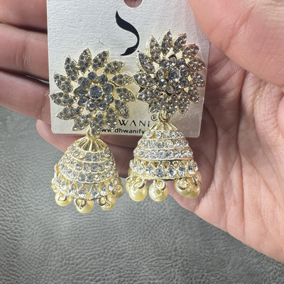 Weiße Jhumka Ohrringe im asiatischen Stil. neu