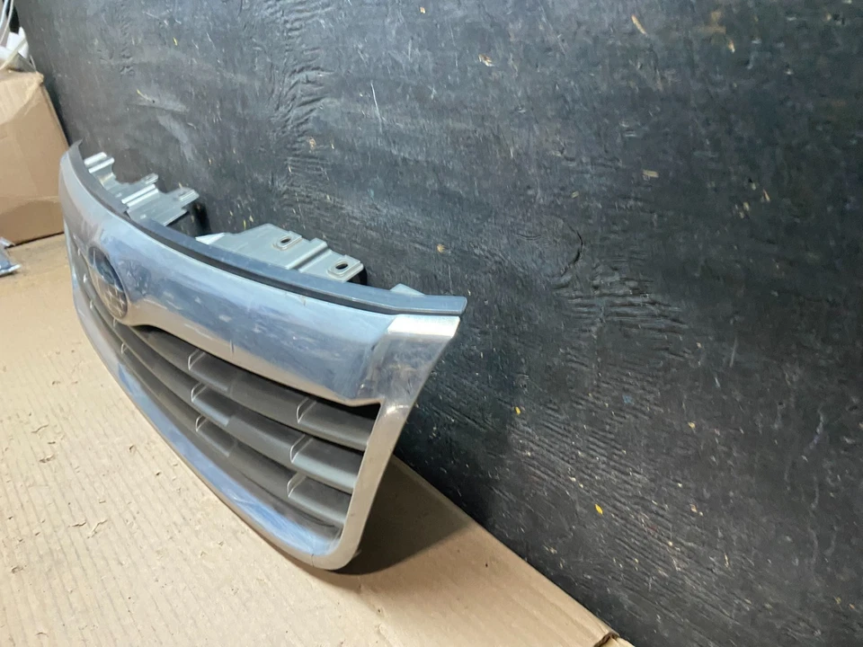 Parrilla cromada superior delantera Subaru Forester 2009 2010 OEM U7954 DG Foto 2 de 4