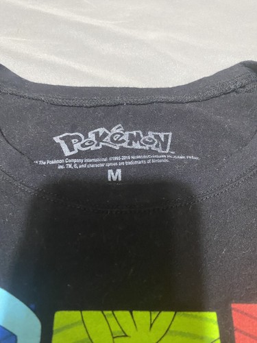T-shirt grafica Pokemon nera taglia M blocco colore Pikachu Charmander Squirttle - Foto 3 di 4