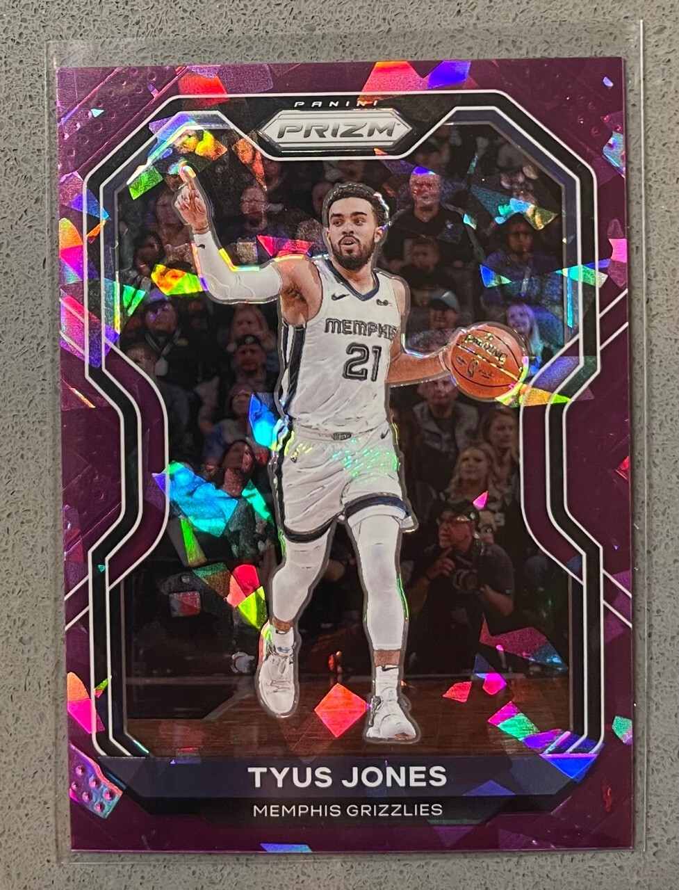 2021-22 Panini Prizm Basketball #21 Tyus Jones /149 Purple Cracked Ice Grizzlies
