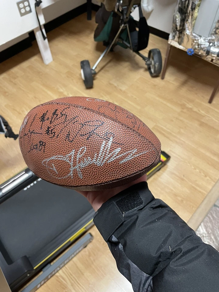 Fútbol firmado por los Seattle Seahawks Foto 3 de 4