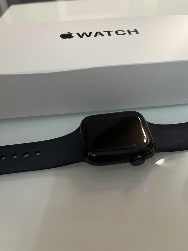 Apple Watch SE 40mm Aluminiumgehäuse - Spacegrau mit Sportarmband in Mignight, Foto 3 von 3