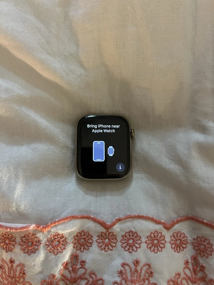 Apple Watch Series 7 45 mm Caja de acero inoxidable dorado con correa deportiva azul abismo Foto 4 de 4