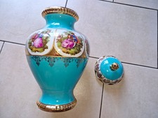 Prunkvase Porzellan t&uuml;rkis mit Deckel, figurales Menschen-/Blumendekor gold