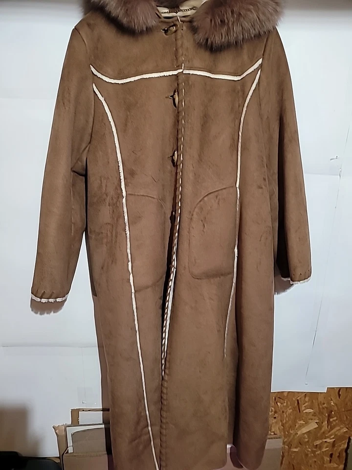 Abrigo largo de gamuza marrón Wilson para mujer manga larga hermoso abrigo con capucha de piel. Foto 3 de 4